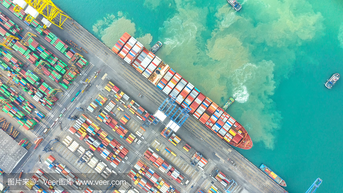 集装箱船在进出口业务中的物流运输。货物和集装箱通过起重机运到港口。国际水路运输。鸟瞰图和俯视图。